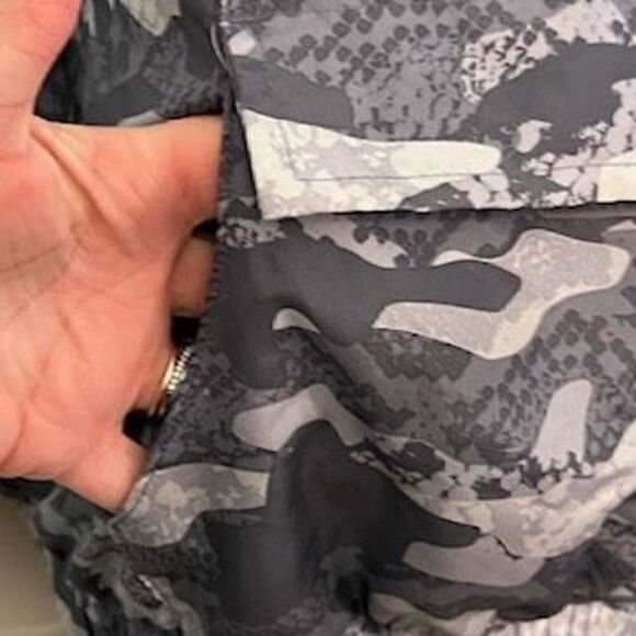 Reebok Dark and light gray camo. Lightweight. Size Small - Picture 4 of 8